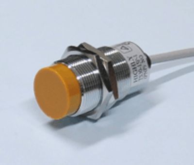 Induktiv givare med kabel M30 NPN 10-30Vdc slutande 15mm *